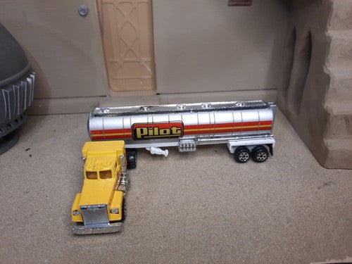 1/87 HO Scale Road Champs Pilot Mack Semi Truck Tractor Fuel Gas Tanke