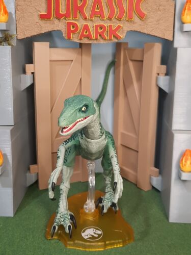 Jurassic World Amber Collection Velociraptor Delta 6-in Collectible Di